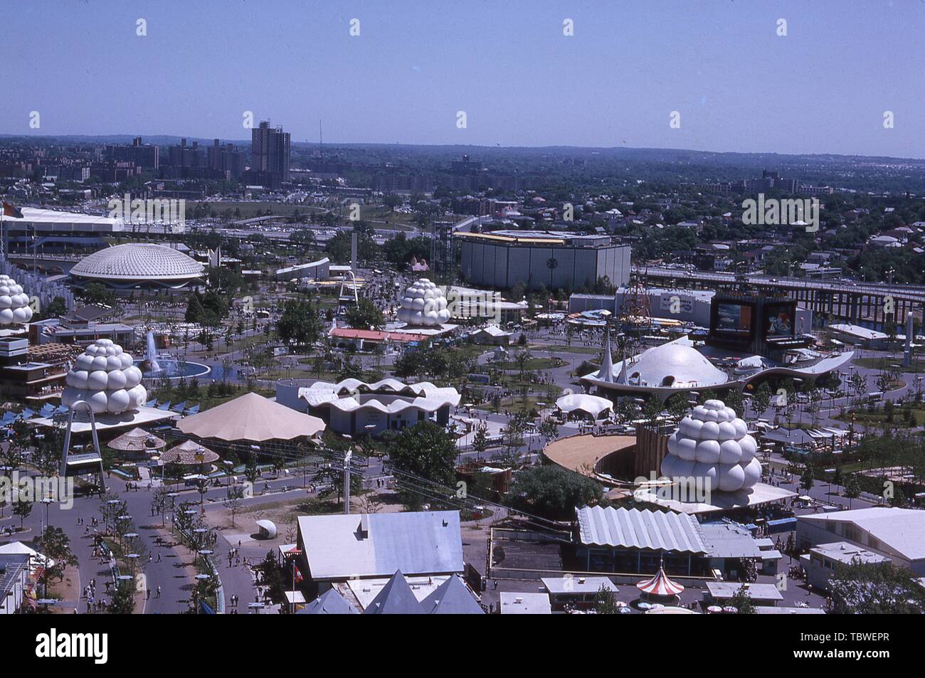 Bird's-Eye View, an einem sonnigen Tag, der Pavillons und Ausstellungen, 1964 in New York World's Fair, Flushing Meadows Park, Queens, New York, Juni, 1964. () Stockfoto