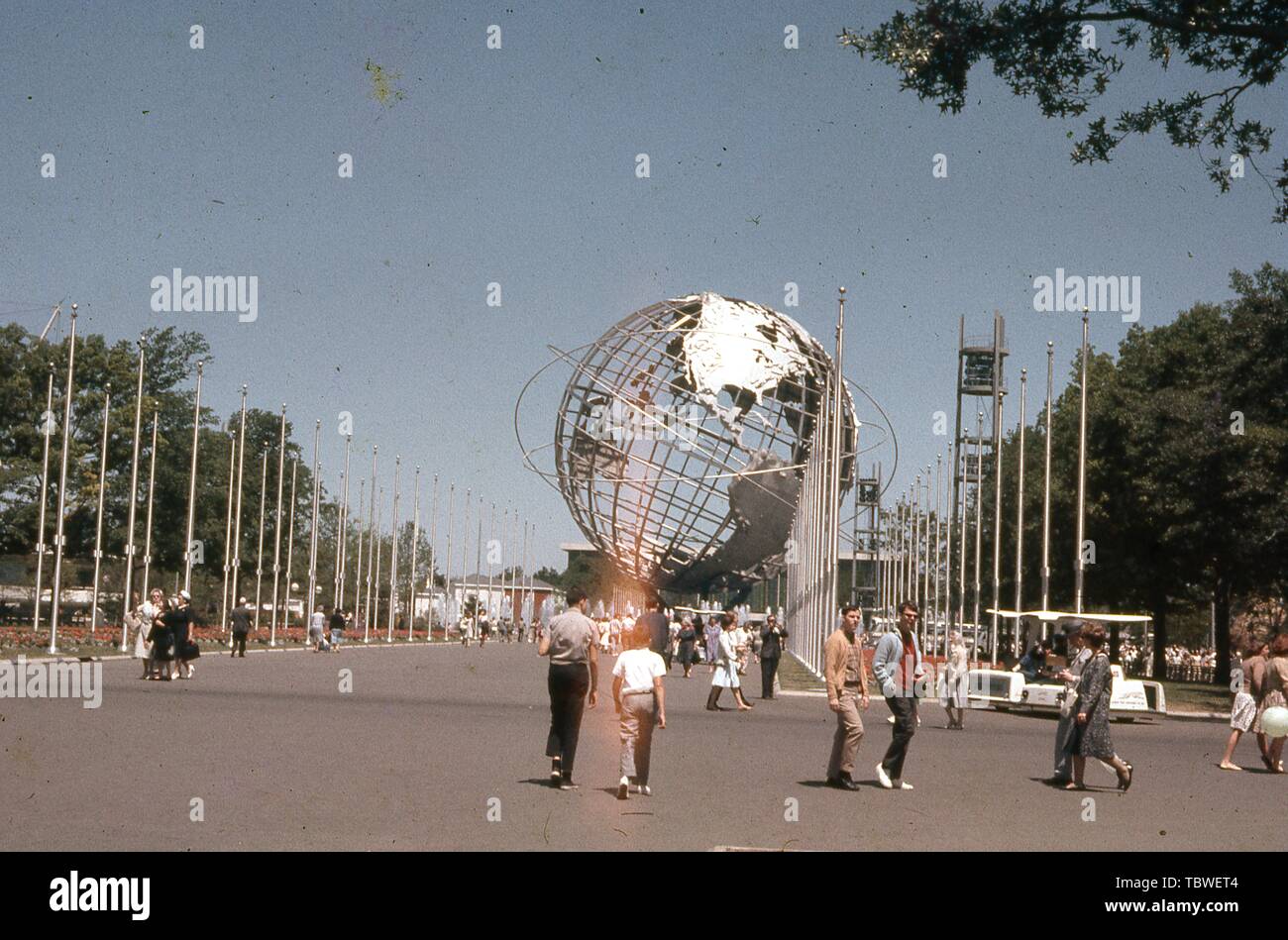 Messebesucher, an einem sonnigen Tag, Wandern in der Nähe des Unisphere, 1964 in New York World's Fair, Flushing Meadows Park, Queens, New York, Juni, 1964. () Stockfoto