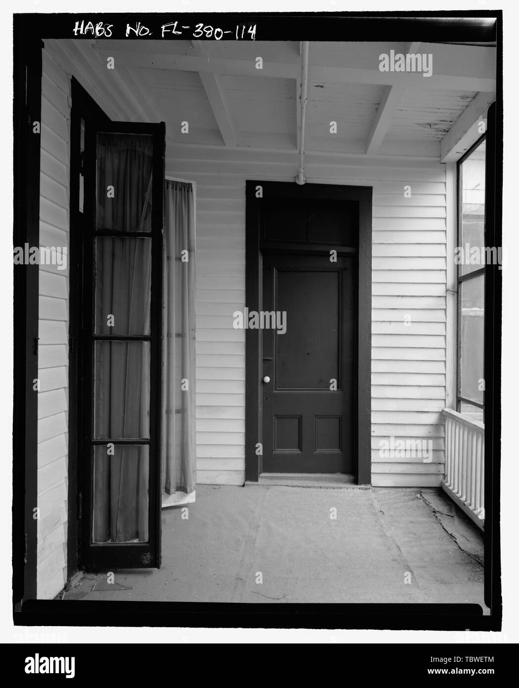 Hauptstruktur, Veranda aus ZIMMER BESCHRIEBEN IN ZAHLEN 110112, Tür führt zum inneren Flur Kamera Richtung Süden Ormond Hotel, 15 East Granada, Ormond Beach, Volusia County, FL Stockfoto