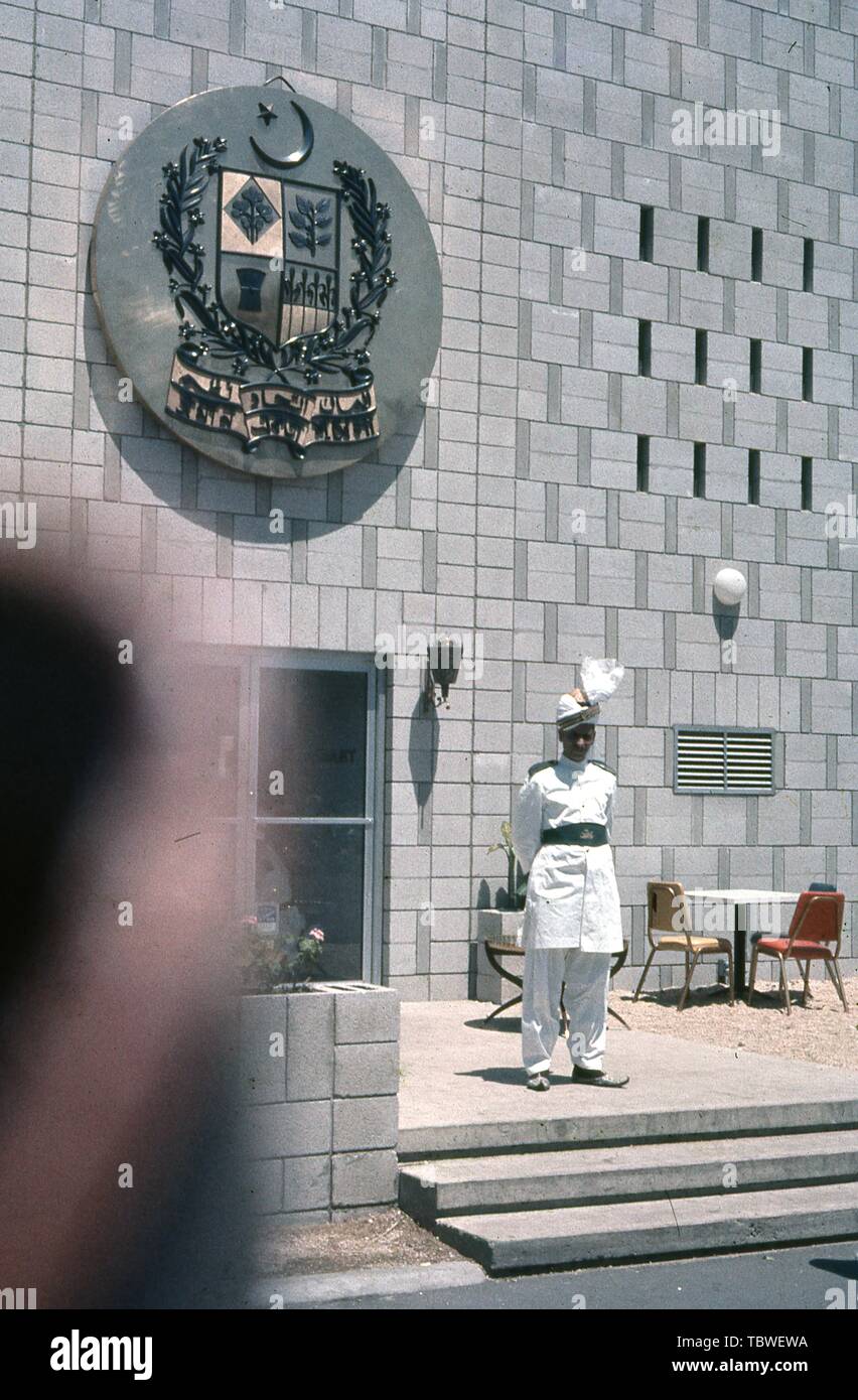 Ein Mann in Uniform steht außerhalb der pakistanischen Pavillon, mit einem Wappen über dem Eingang, 1964 in New York World's Fair, Flushing Meadows Park, Queens, New York, Juni, 1964. () Stockfoto