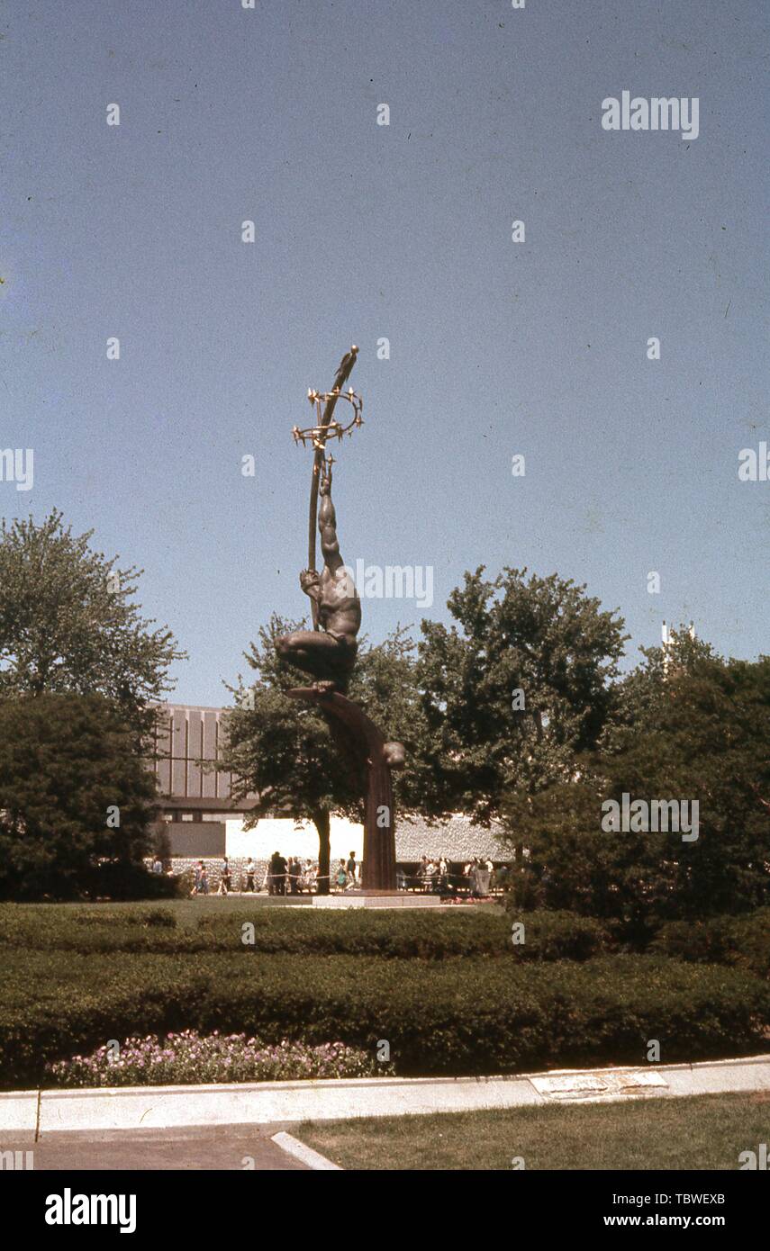 Donald De Lue bronze 'Rocket Werfer" Skulptur, 1964 in New York World's Fair, Flushing Meadows Park, Queens, New York, Juni, 1964. () Stockfoto