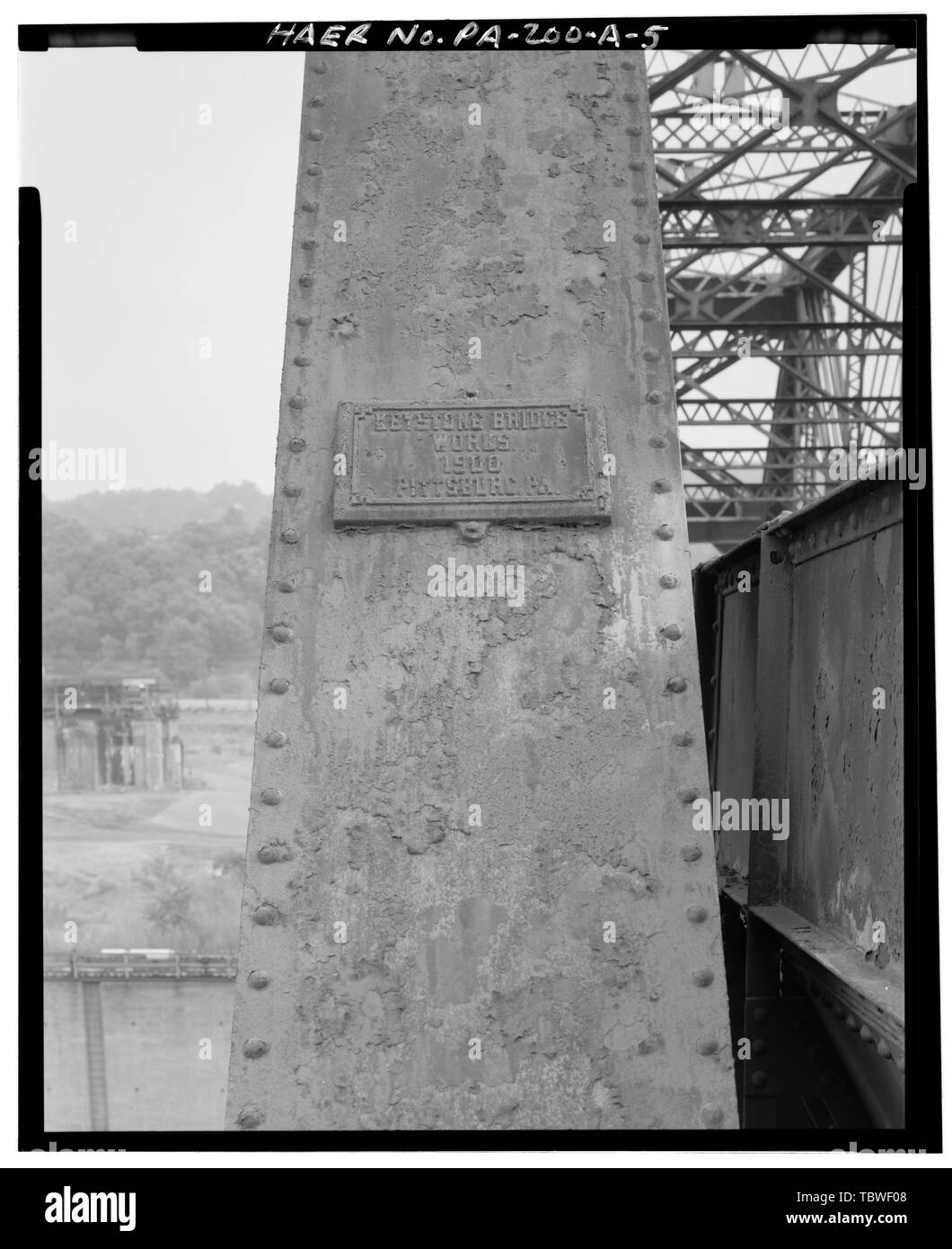 MAKER'S PLATTE (VON KEYSTONE BRIDGE ARBEITET), AUF DEM KURZEN TRUSS DER HOT METAL BRIDGE. U.S. Steel Homestead arbeitet, Hochofenanlage, zusammen Monongahela River, Homestead, Allegheny County, PA US Steel Corporation Brown, James S Clark, E L Fownes, H C Fownes, W C Braun Hebezeuge Maschinen Firma Massicks und Crooke Pollock Firma Westinghouse Electric Company WilsonSnyder AllisChalmers Firma Keystone Bridge Company RileyStoker IngersollRand S. Kinney ResearchCottrell, Incorporated Worthington [Hersteller] Amerikanische Brücke Firma Dravo Engineering Corporation General Electric Kom Stockfoto