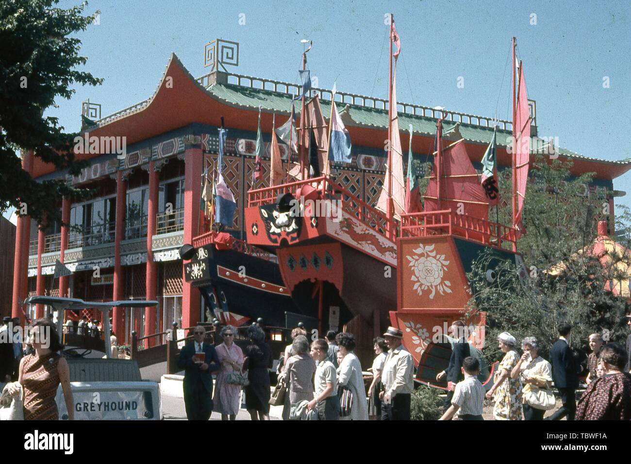 Fußgänger außerhalb der Hong Kong Pavilion, an einem sonnigen Tag, 1964 in New York World's Fair, Flushing Meadows Park, Queens, New York, Juni, 1964. () Stockfoto