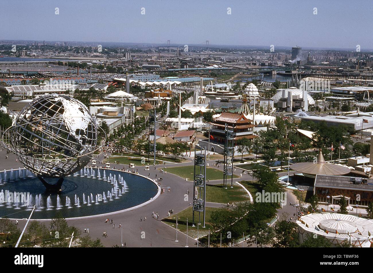 Bird's-Eye View, an einem sonnigen Tag, und in der Nähe der Unisphere Ausstellung Pavillons, 1964 in New York World's Fair, Flushing Meadows Park, Queens, New York, Juni, 1964. () Stockfoto