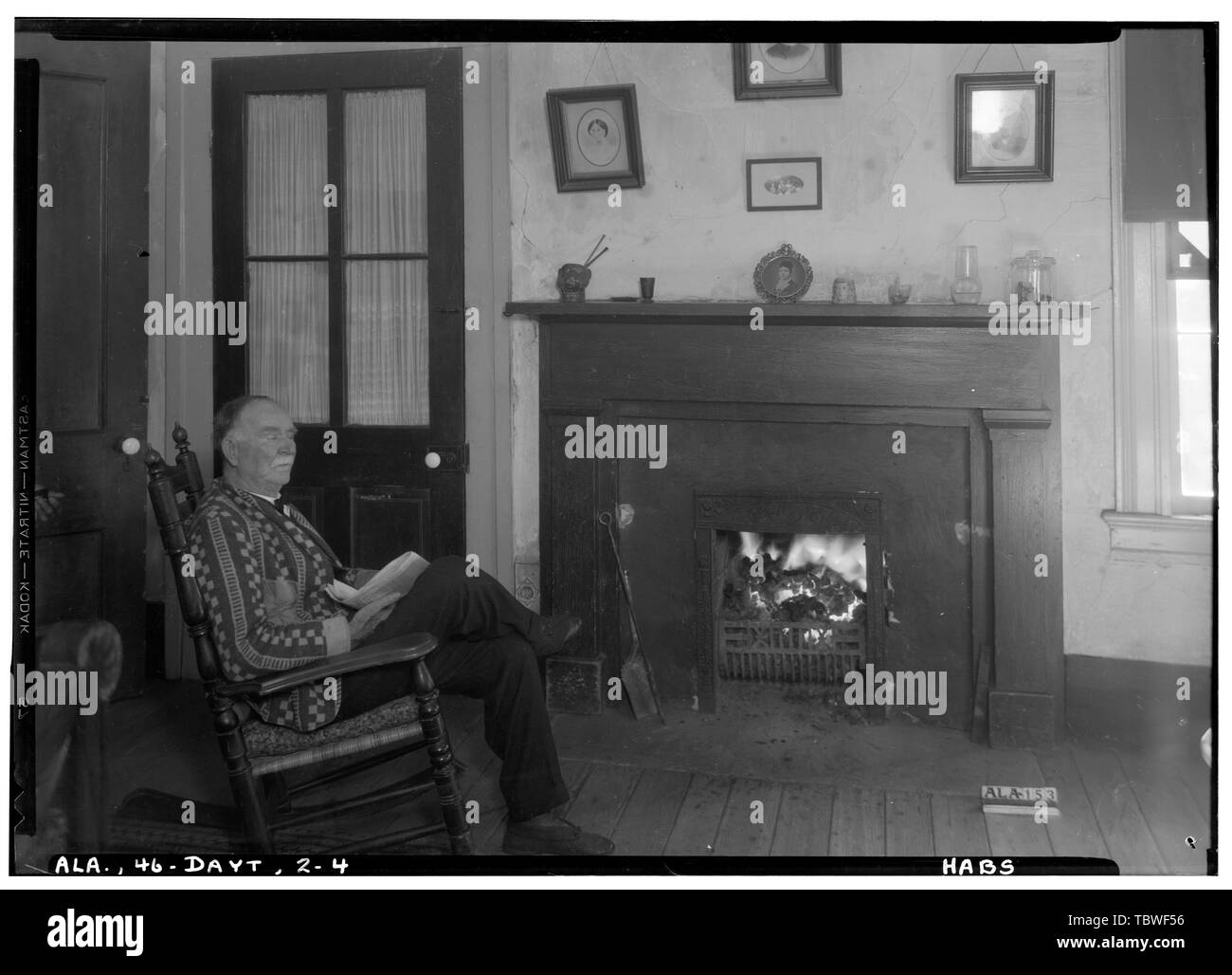 Historischer amerikanischer Gebäude Umfrage Alex Bush, Fotograf, Dezember 12, 1936, MANTEL UND DIE TÜR IN DER MAUER VON BETT ZIMMER Magnolie-waldung, State Highway 25, Dayton, Marengo County, AL Stockfoto