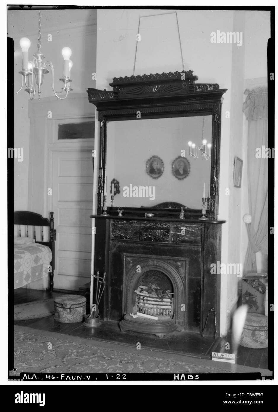 Historischer amerikanischer Gebäude Umfrage Alex Bush, Fotograf, 11. Dezember 1936, MANTEL UND TÜR BEHANDLUNG IN W. WAND BETT ZIMMER, ERSTE ETAGE Cedar Grove, Uniontown Straße, Faunsdale, Marengo County, AL Stockfoto