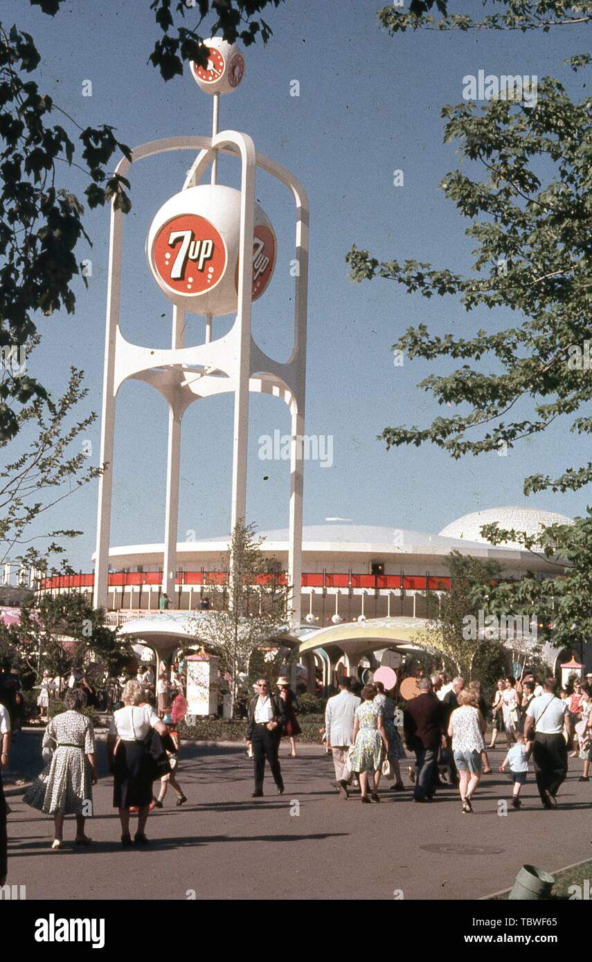 Massen von Menschen, an einem sonnigen Tag, außerhalb der 7 bis Pavillon, 1964 in New York World's Fair, Flushing Meadows Park, Queens, New York, Juni, 1964. () Stockfoto