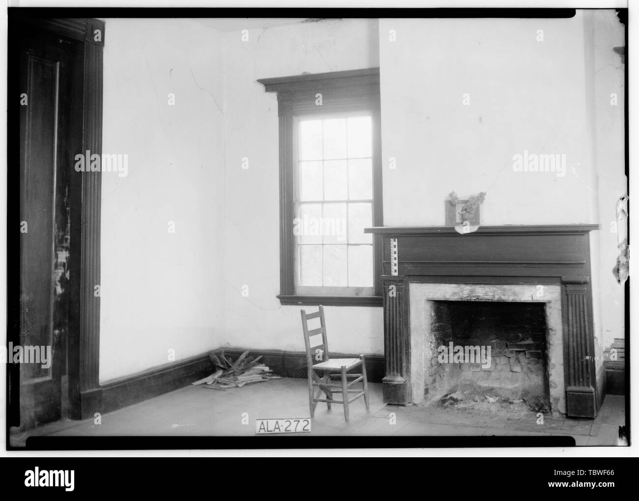 Historischer amerikanischer Gebäude Umfrage Alex Bush, Fotograf, Februar 20, 1936, MANTEL UND FENSTER IN E. WAND VON S. E. des vorderen Zimmer Weston (Haus und Schulhaus), U.S. Route 11 und County Road 19 Nähe, Boligee, Greene County, AL Stockfoto