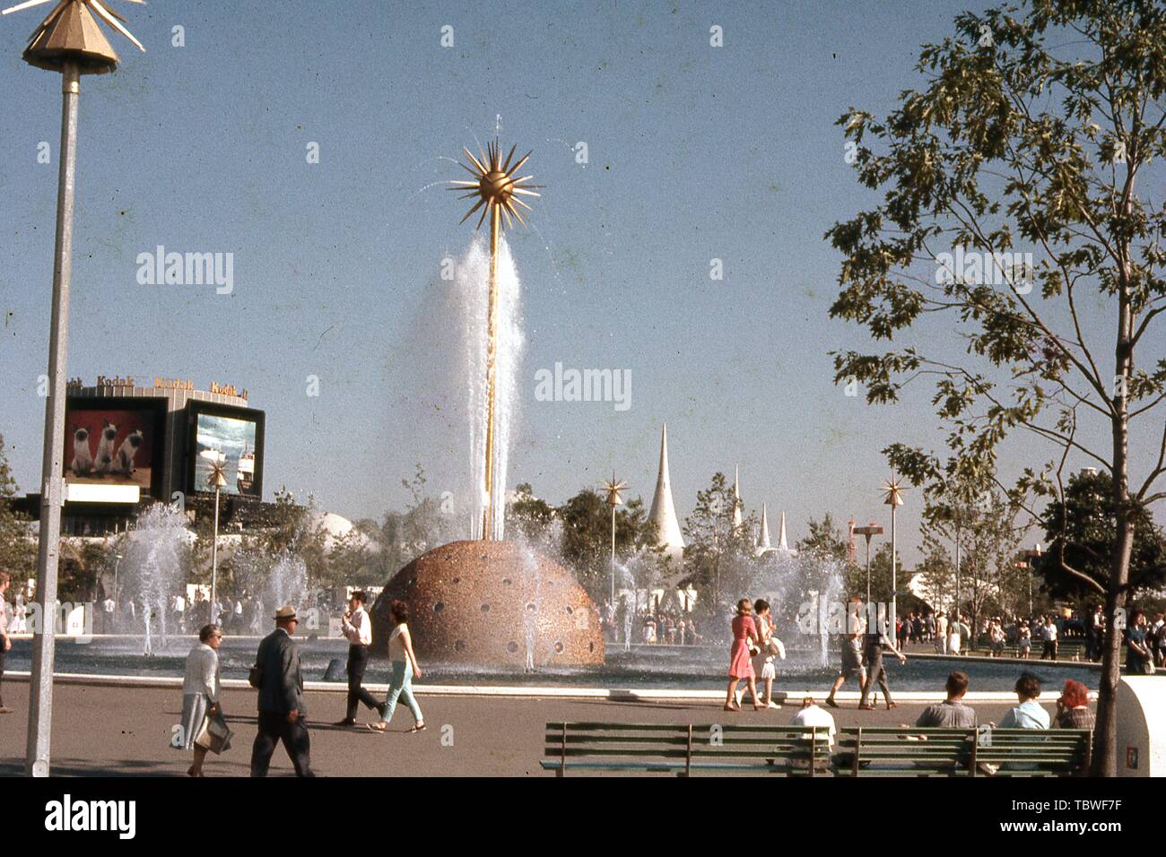 Messebesucher, an einem sonnigen Tag, gehen und sitzen in der Nähe des Solar-Brunnen, 1964 in New York World's Fair, Flushing Meadows Park, Queens, New York, Juni, 1964. () Stockfoto