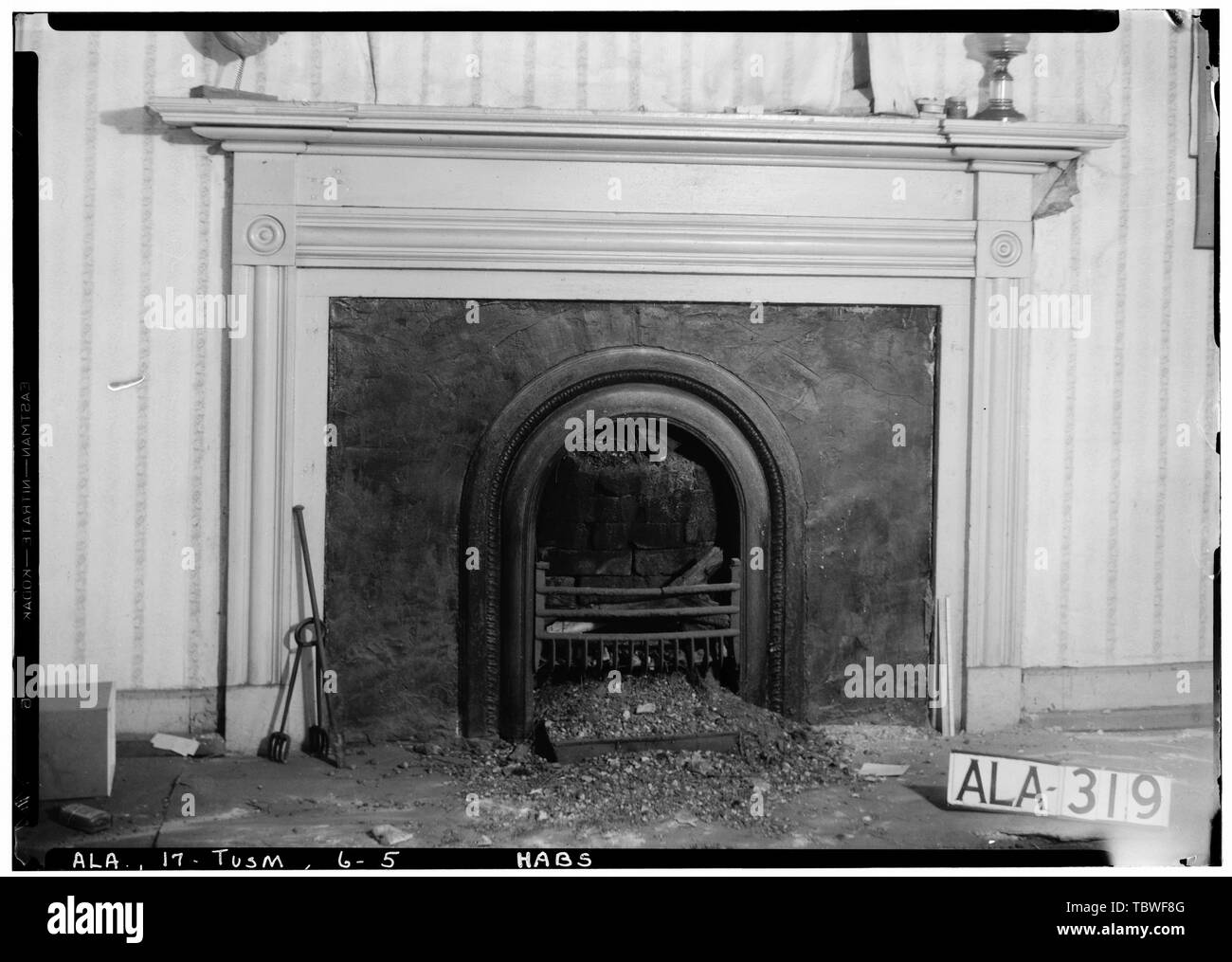 Historischer amerikanischer Gebäude Umfrage Alex Bush, Fotograf, 28. April 1936 MANTEL IN E. WAND DER ZIMMER W. VON HALLE, ERSTE ETAGE Gresham House, 608 East 5th Street, Tuscumbia, Colbert County, AL Stockfoto