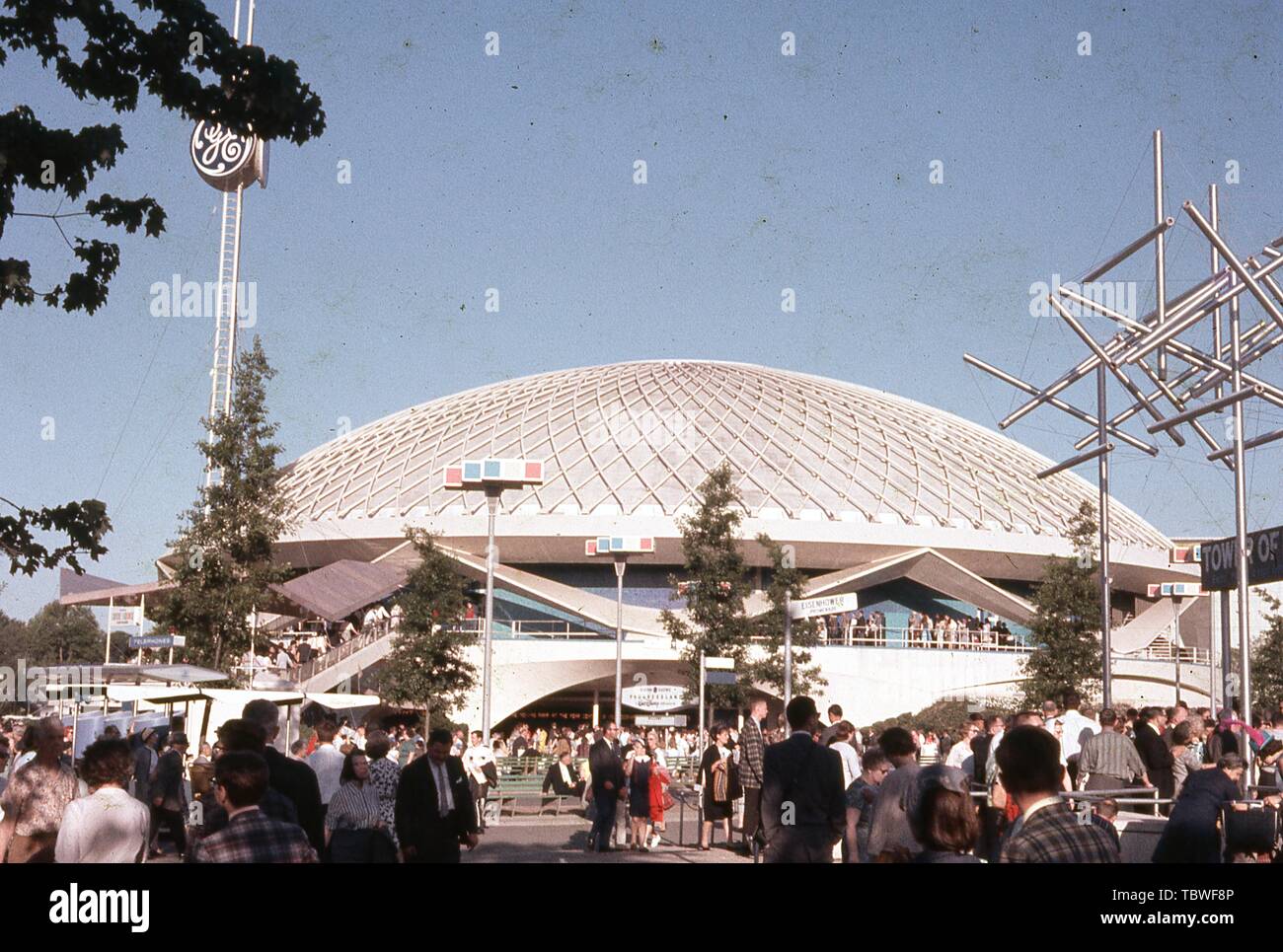Massen von Menschen, an einem sonnigen Tag, außerhalb der General Electric Pavillon, 1964 in New York World's Fair, Flushing Meadows Park, Queens, New York, Juni, 1964. () Stockfoto
