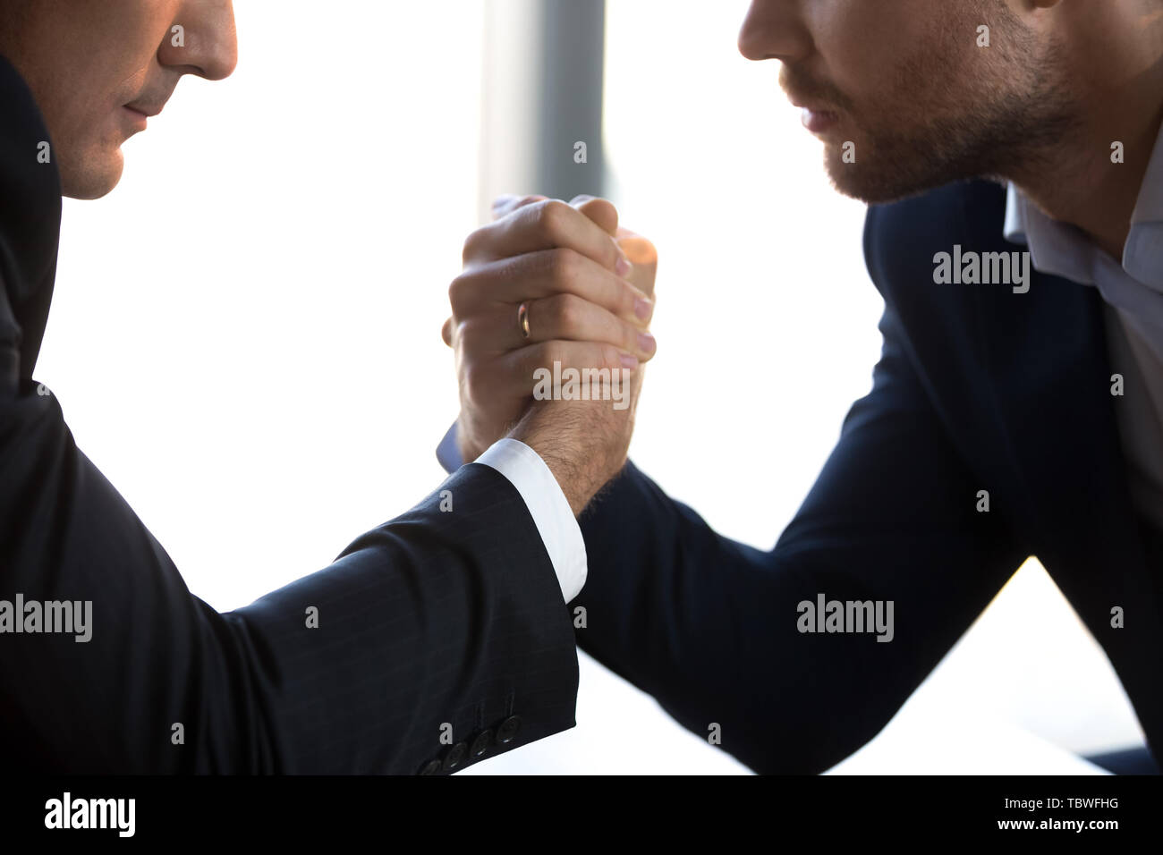 Nahaufnahme der männlichen Konkurrenten arm Kämpfen am Arbeitsplatz zu kämpfen. Stockfoto