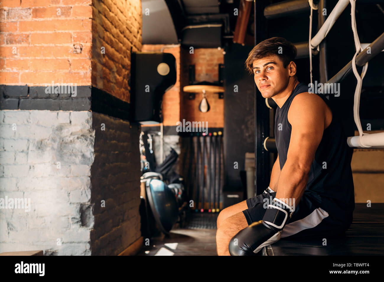 Seitenansicht eines jungen Boxer in der Turnhalle sitzen Stockfoto
