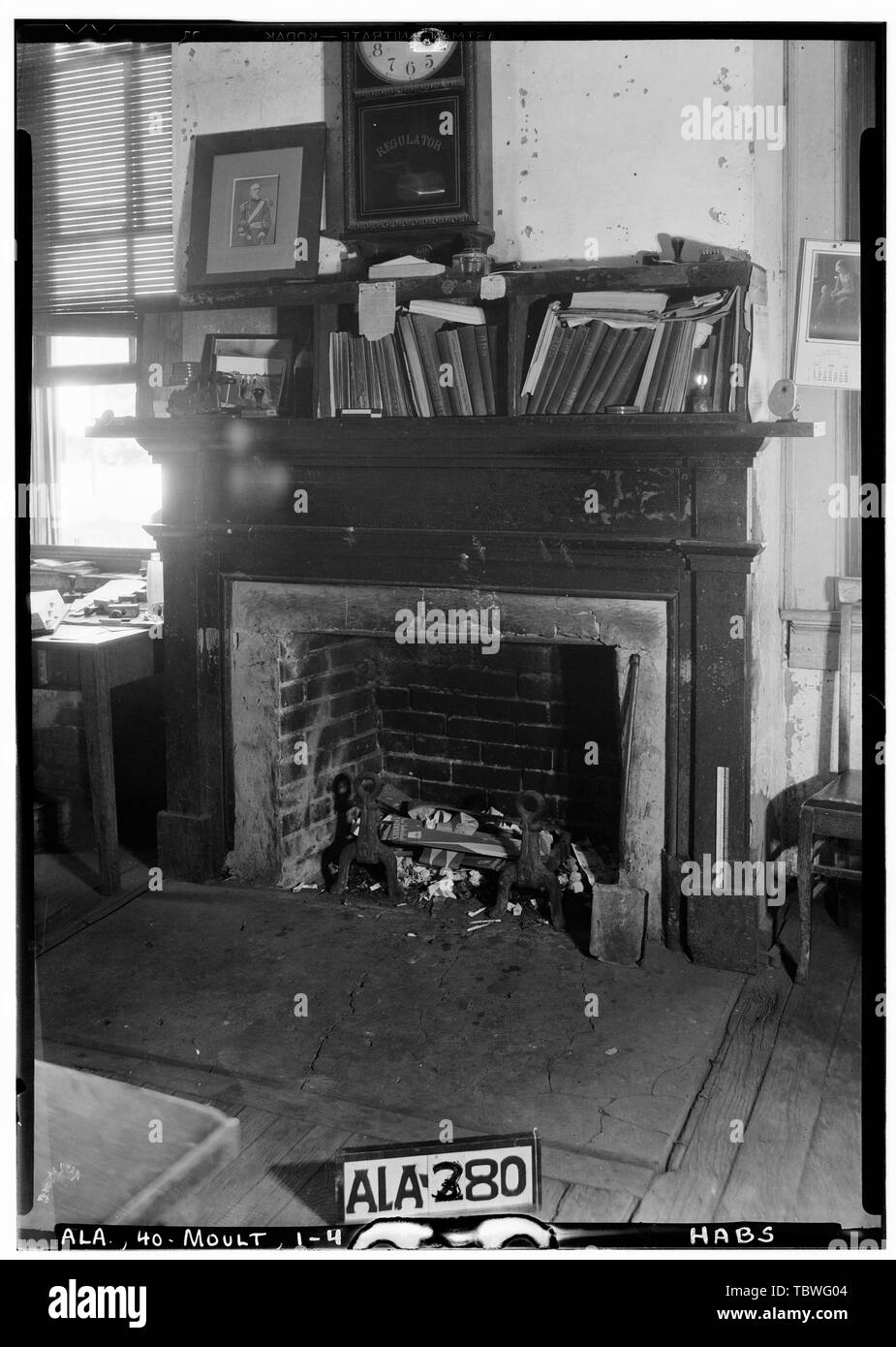 Historischer amerikanischer Gebäude Umfrage Alex Bush, Fotograf, Juli 15, 1935, MANTEL IN S. W. ZIMMER AUF DEM ERSTEN STOCK, FINANZAMT Lawrence County Courthouse, Courthouse Square von Main Street, Lawrence Street, Market Street und Court Street, Molton, Lawrence County, AL begrenzt Stockfoto