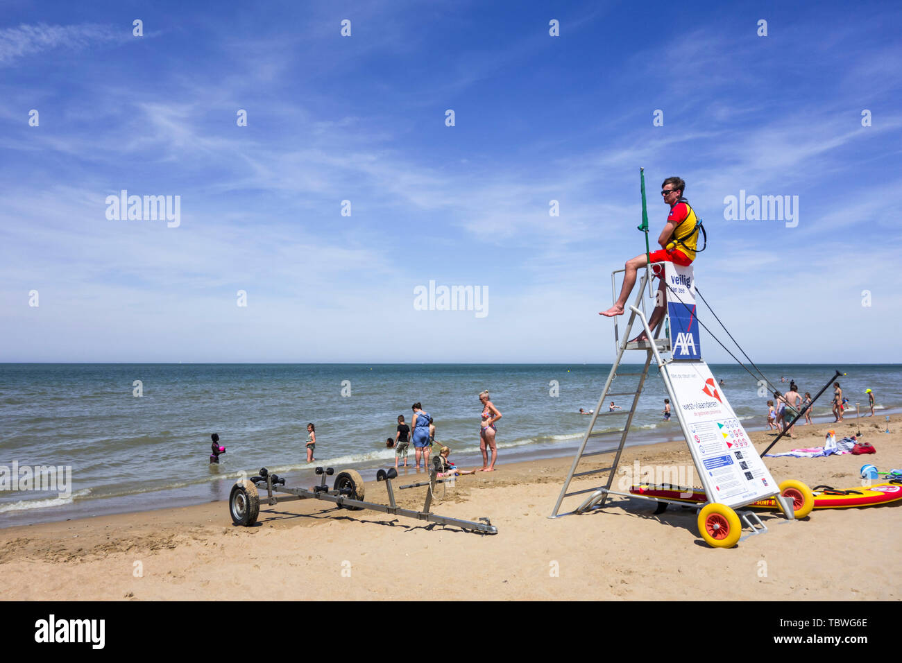 Strand Rettungsschwimmer die Überwachung der Badegäste und Schwimmer an der belgischen Nordseeküste von tragbaren Hochstuhl/Tower, Belgien Stockfoto