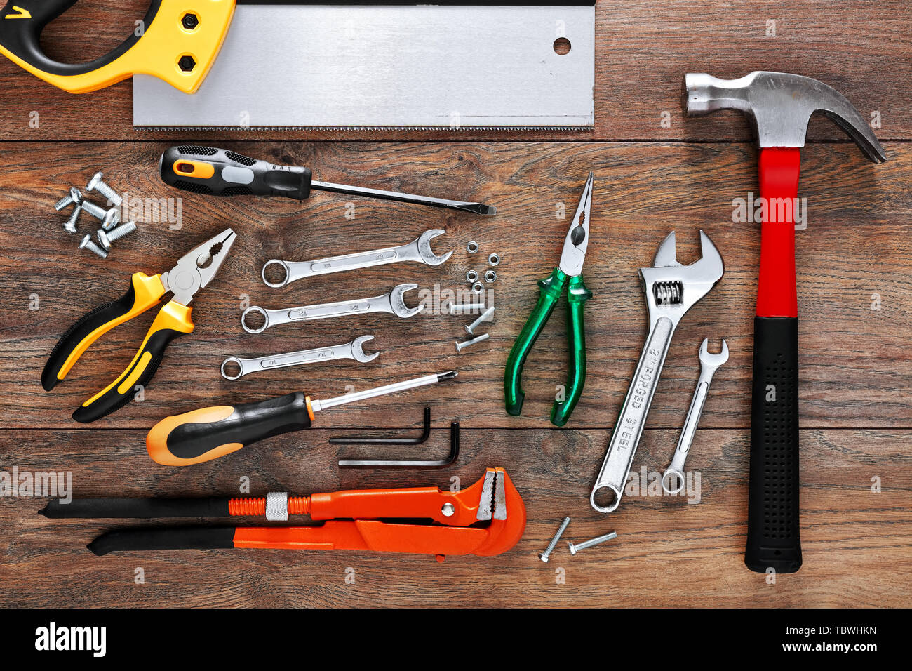 Verschiedene Werkzeuge auf hölzernen Hintergrund Stockfoto