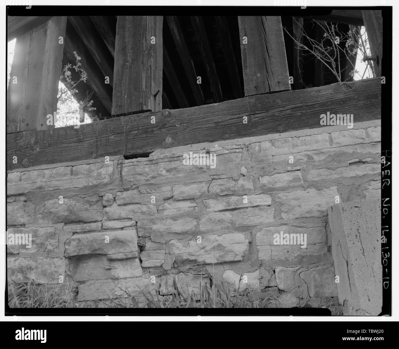 Mauerwerk STIFTUNG VON HOLZ GEKNICKT UNTER WEST Ansatz, mit Blick nach West Zürich Straße Brücke, Spanning Southern Pacific, Chicago und St. Louis Railroad Tracks, Joliet, County, IL Stockfoto