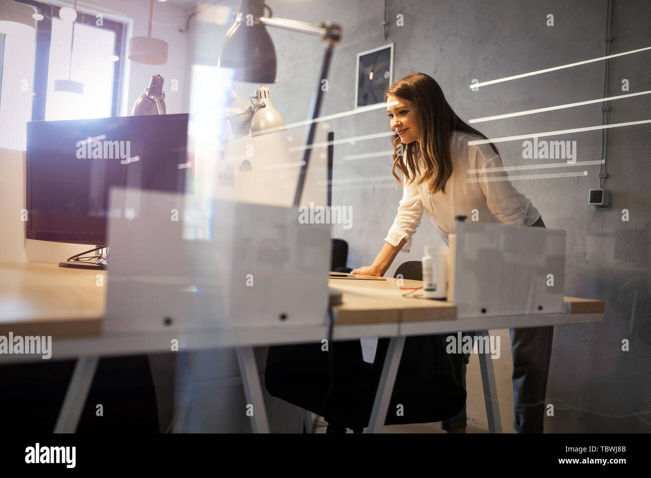 Porträt der jungen frustrierte Geschäftsfrau im Büro überarbeitet Stockfoto
