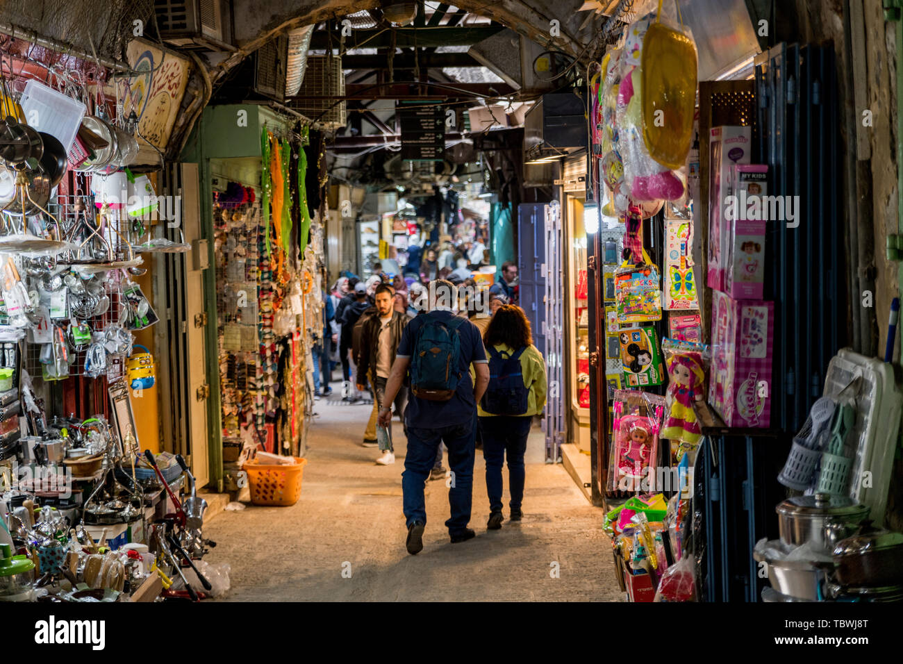 Jerusalem, Israel, 28-März-2019: Menschen einkaufen in den Souk oder der Alte Markt in den Straßen der Altstadt von Jerusalem Stockfoto