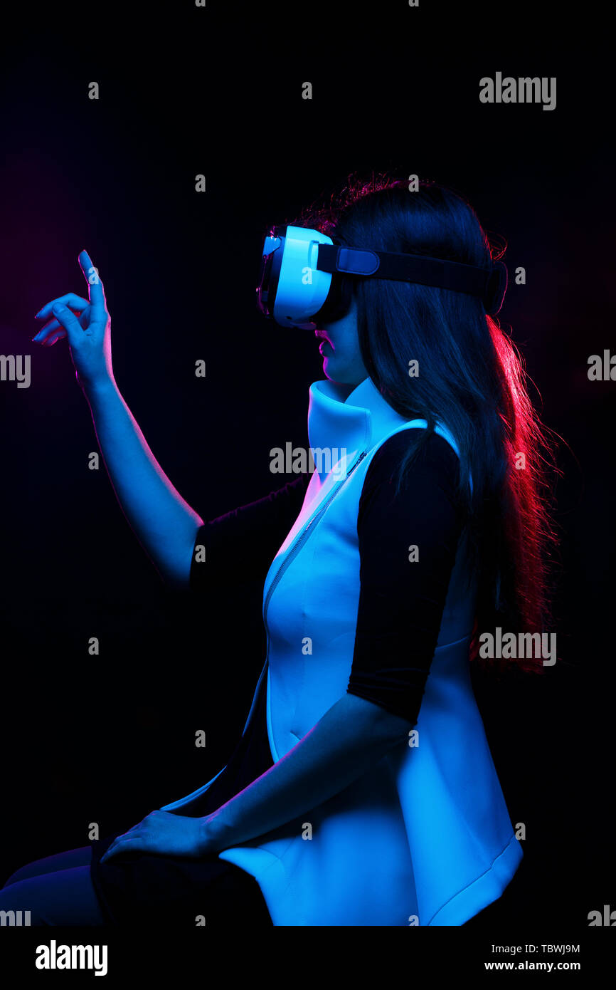 Die Frau ist mit Virtual reality Headset. Stockfoto