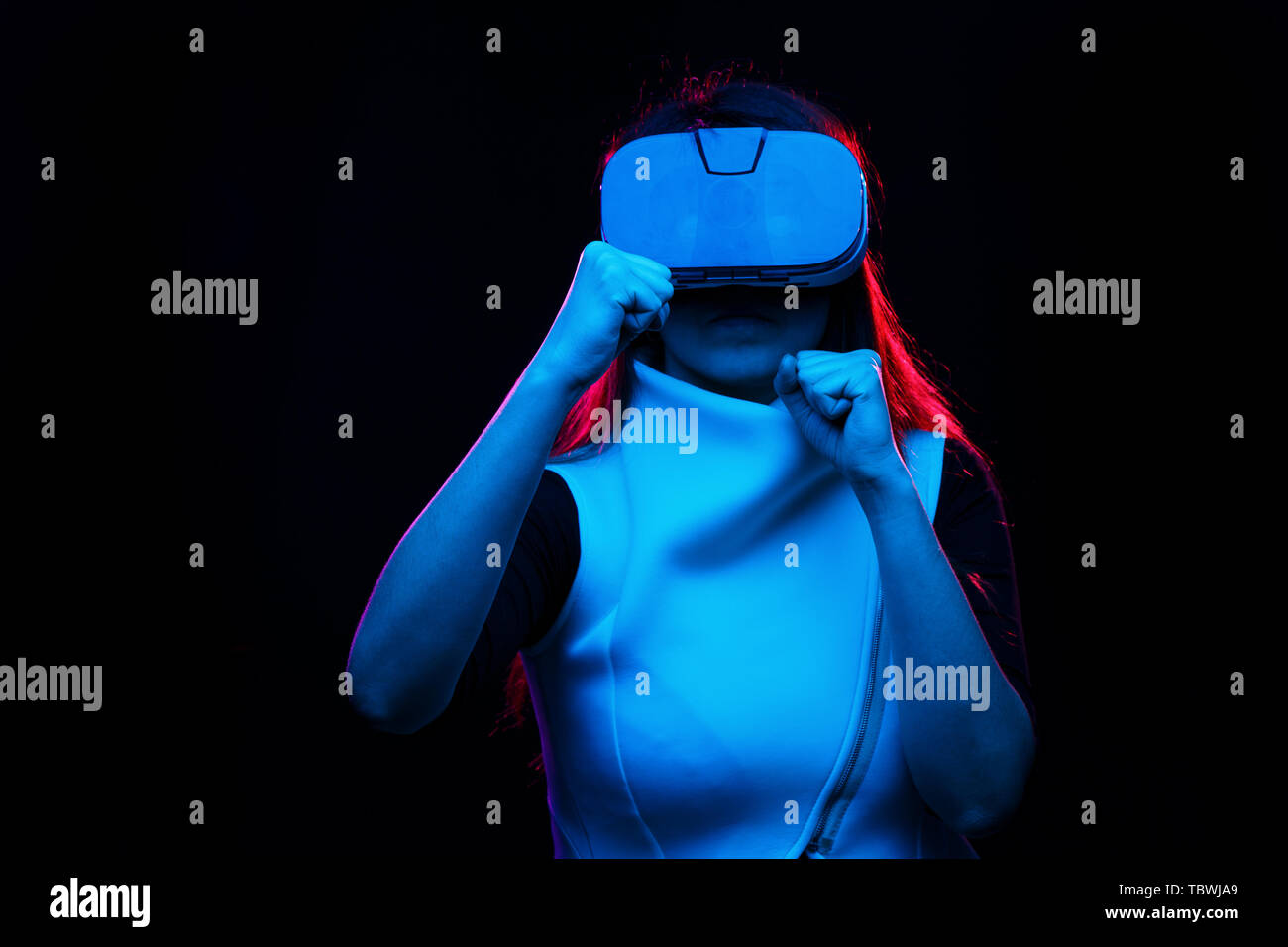 Die Frau ist mit Virtual reality Headset. Stockfoto