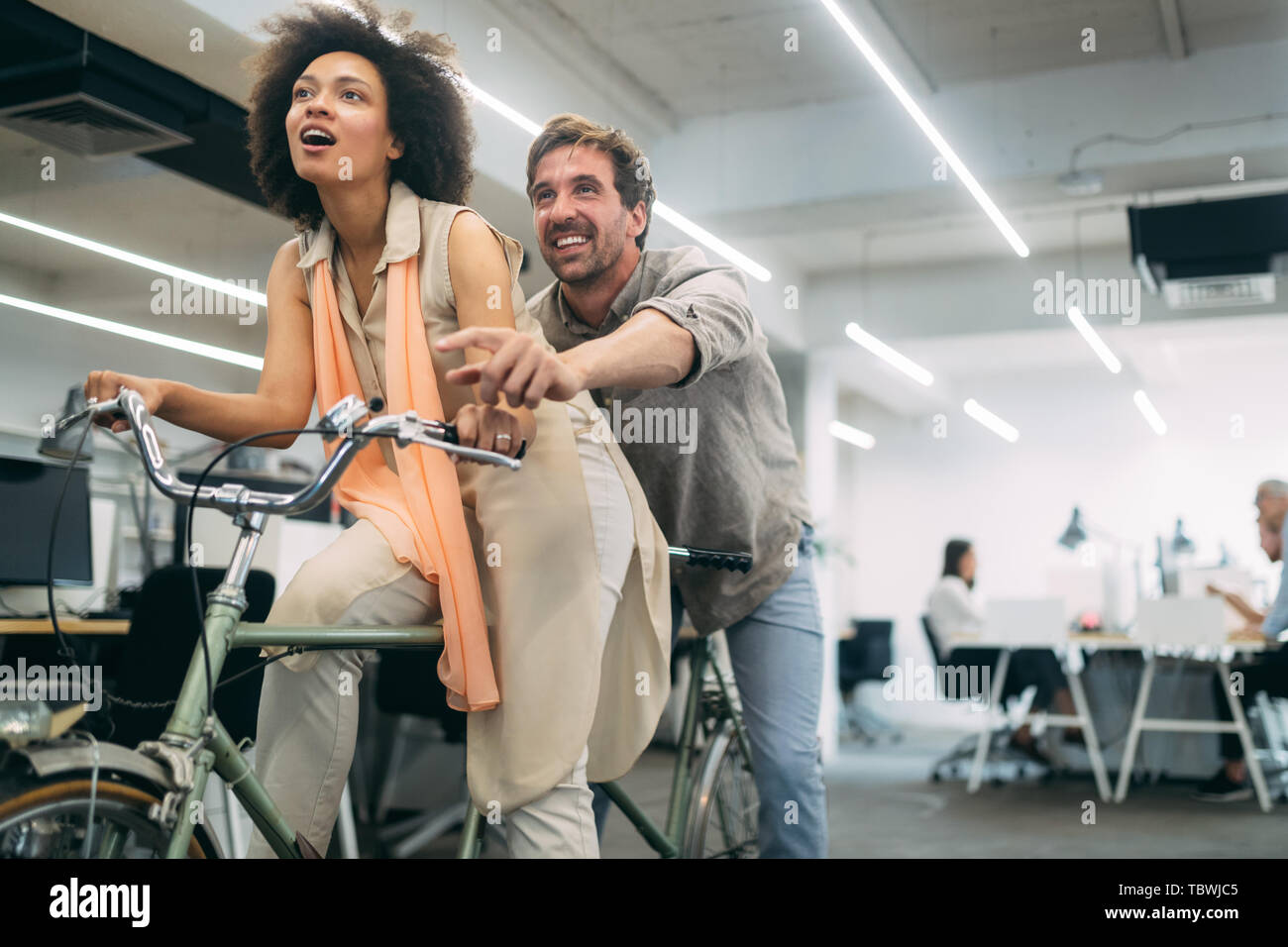 Sorglos diverse Mitarbeiter Spaß bei der Arbeit Pause Stockfoto