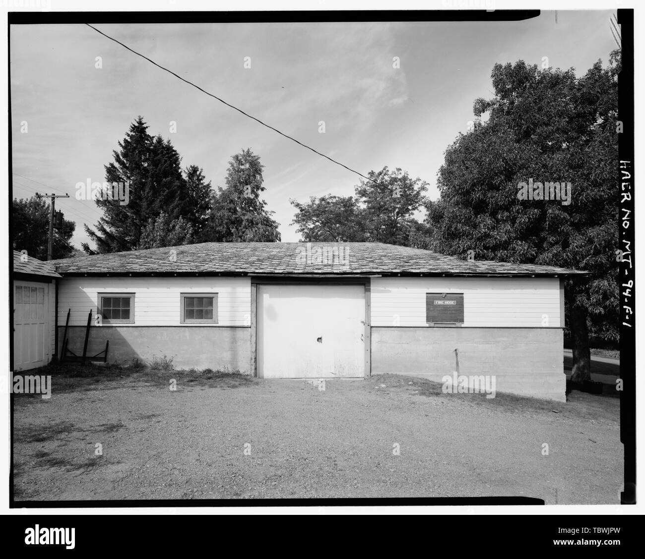 Die Mechaniker in der Garage. Vorderseite (Osten). Blick nach Westen. Holter Wasserkraftwerks, Mechanic's Garage, Ende der Holter Dam Road, Wolf Creek, Lewis und Clark County, MT. Stockfoto