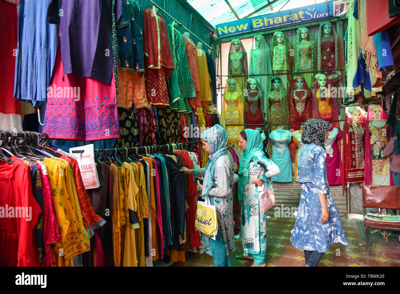 Kaschmir muslimischen Frauen gesehen Shopping vor der Eid-ul-Fitr, das Ende des Fastenmonats Ramadan. Stockfoto