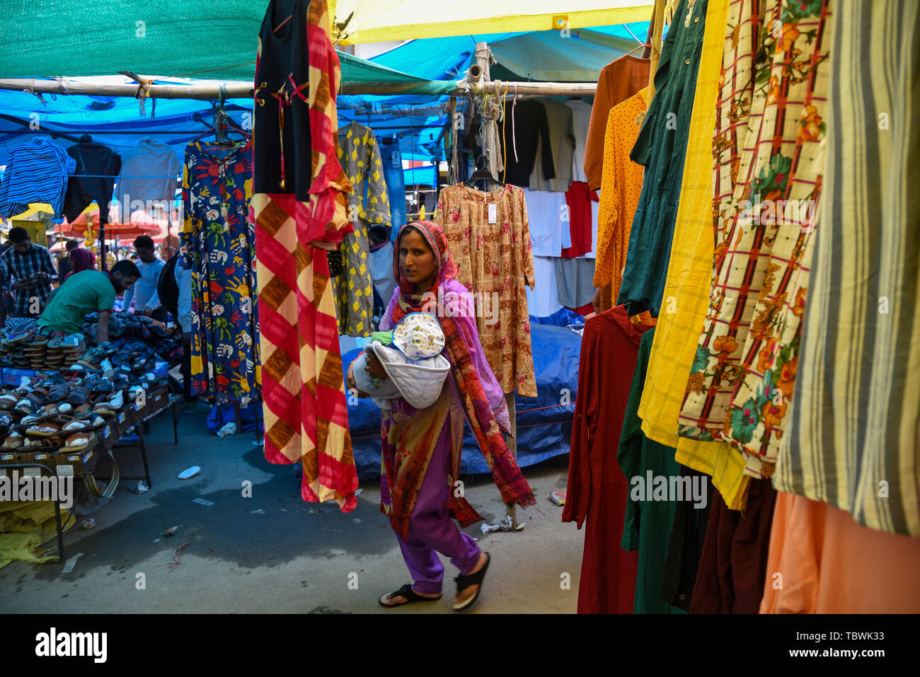 Ein Kaschmirischen muslimischen Frau gesehen Shopping vor der Eid-ul-Fitr, das Ende des Fastenmonats Ramadan. Stockfoto