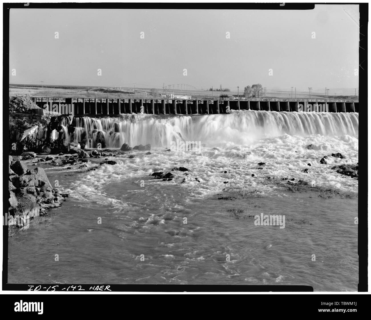 MILNER DAM, Twin Falls County, MILNER, IDAHO SÜDLICH DER HOCHWASSERENTLASTUNG, TUNNEL UNTER DEM LINKEN TORE. Milner Dam und Hauptkanal Twin Falls Canal Company, am Snake River, 11 km westlich der Stadt von Burley, Idaho, Twin Falls, Twin Falls County, ID Stockfoto