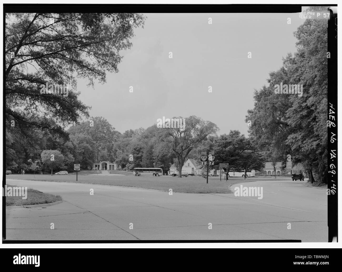 MT. VERNON TERMINUS Blick nach Süden. George Washington Memorial Parkway, entlang der Potomac River von McLean nach Mount Vernon, VA, Mount Vernon, Fairfax County, VA Mount Vernon Avenue Association US-Armee Korps der Ingenieure US-Büro der öffentlichen Straßen Clarke, Gilmore Downer, Jay, Toms, R E Johnson, J W Simonson, Wilbur McNary, J V Barton, Clara Mount Vernon Damen Verein Garden Club von Amerika Töchter der Amerikanischen Revolution United Töchter der Konföderation kolonialen Dames von Amerika Assoziation für die Bewahrung der Virginia Antiquitäten McMillan Kommission Gould, Jay MerrittChapmann ein Stockfoto