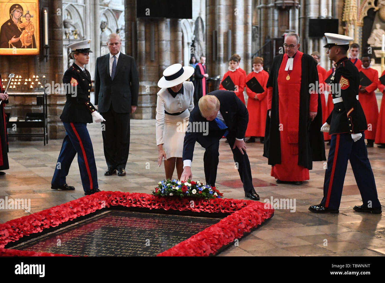 US-Präsident Donald Trump, begleitet von seiner Frau Melania und der Herzog von York, Plätze, einen Kranz auf dem Grab des unbekannten Krieger während einer Tour von Westminster Abbey in London, am ersten Tag seines Staatsbesuchs in Großbritannien. Stockfoto