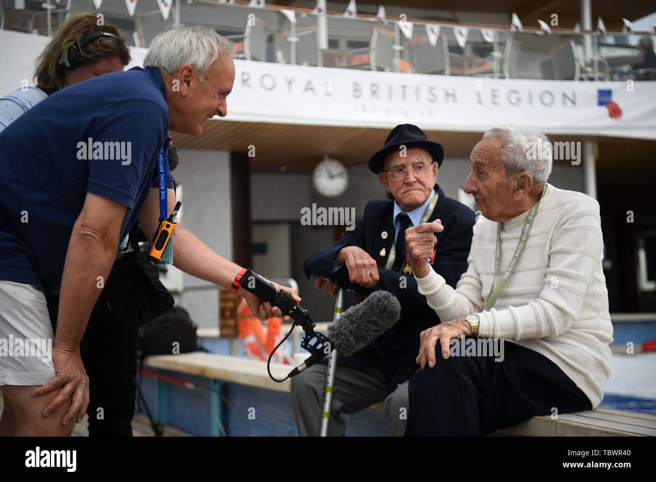 Veteranen werden von Medien, die auf dem Deck des MV Bouddica in Dünkirchen, Frankreich interviewt, am zweiten Tag einer Reise, die von der Royal British Legion für D-Day Veteranen arrangiert den 75. Jahrestag des D-Day zu markieren. Stockfoto