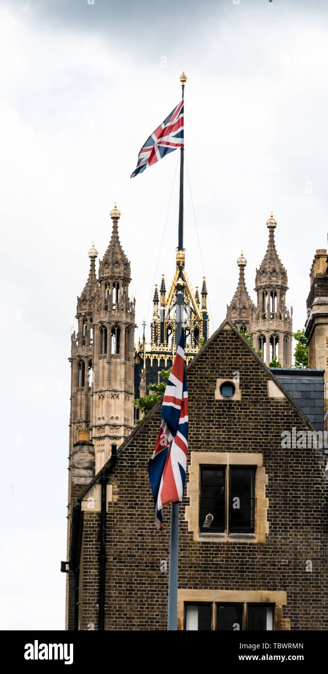 Der Union Jack fliegt in Westminster, London, Großbritannien, hoch Stockfoto