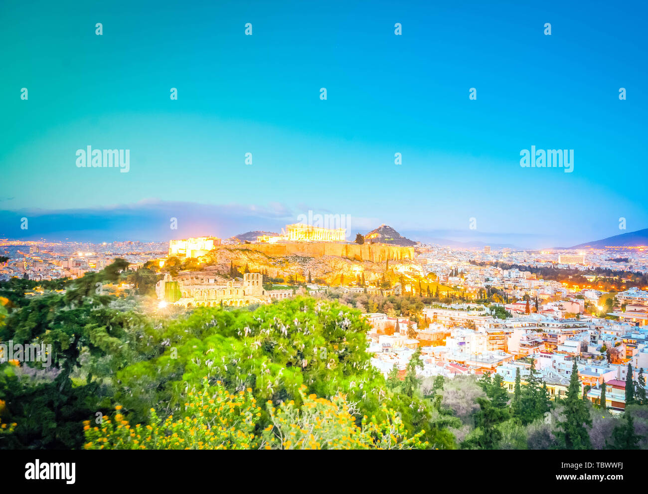 Berühmte Skyline von Athen mit Akropolis, Pathenon, Herodes Atticus Amphitheater und den Lycabettus Hügel bei Nacht, Athen Griechenland, getönt Stockfoto