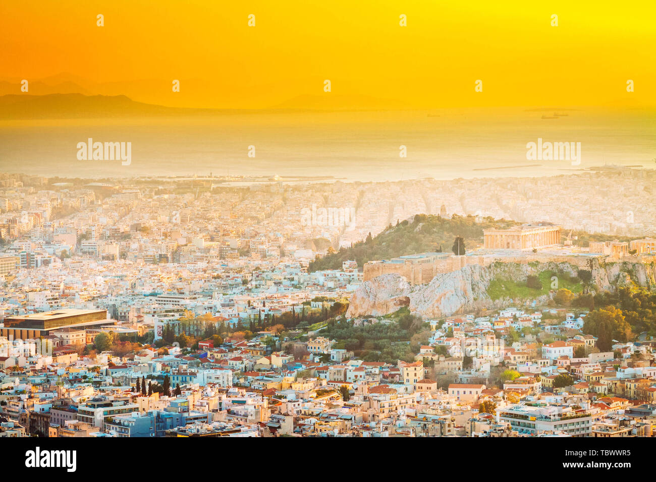 Stadtbild von Athen mit Akropolis und Pathenon Tempel bei Sonnenuntergang, Griechenland, getönt Stockfoto