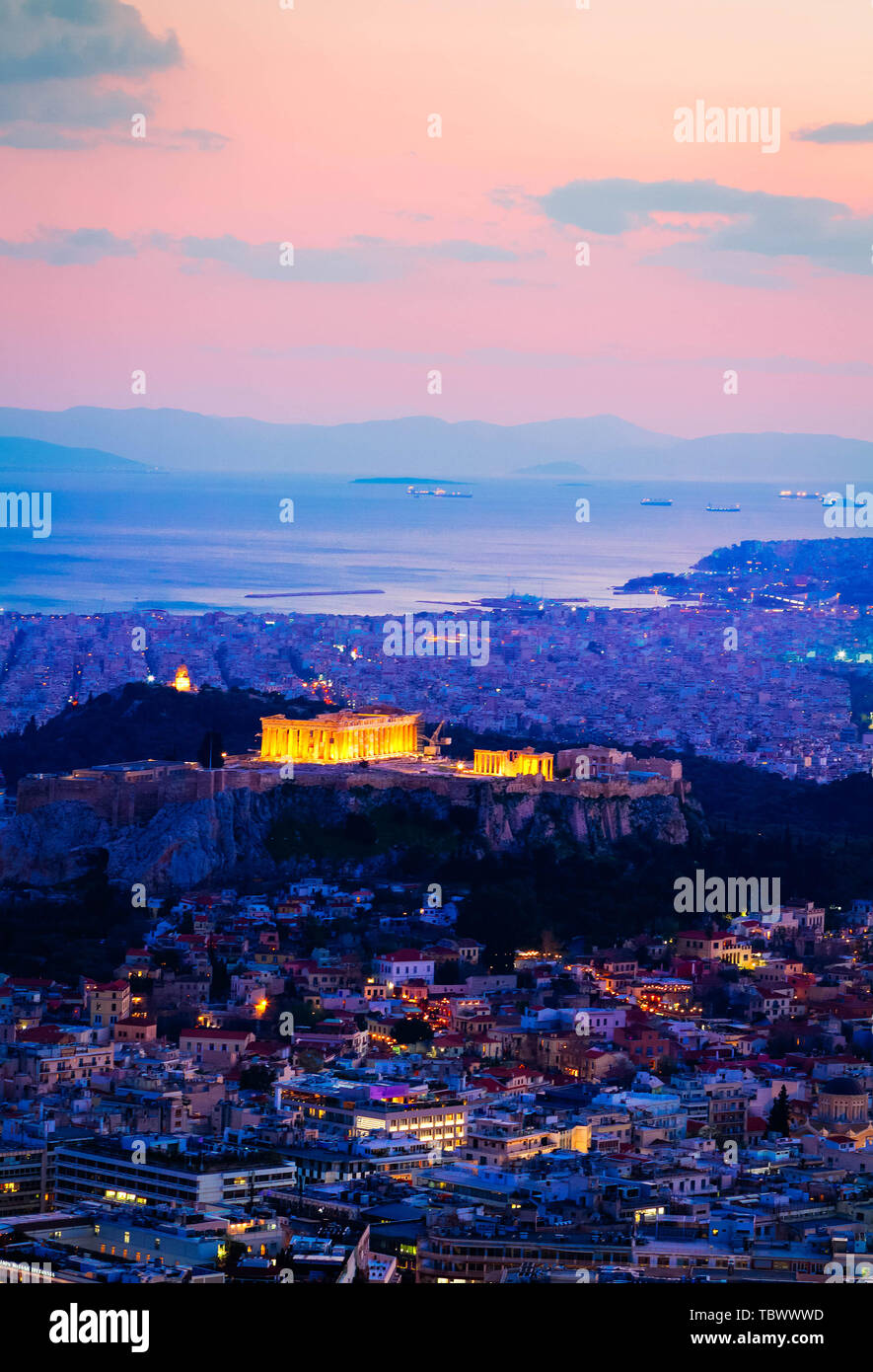 Stadtbild von Athen mit Akropolis, Pathenon und Meer in bakcground bei Nacht, Griechenland, getönt Stockfoto