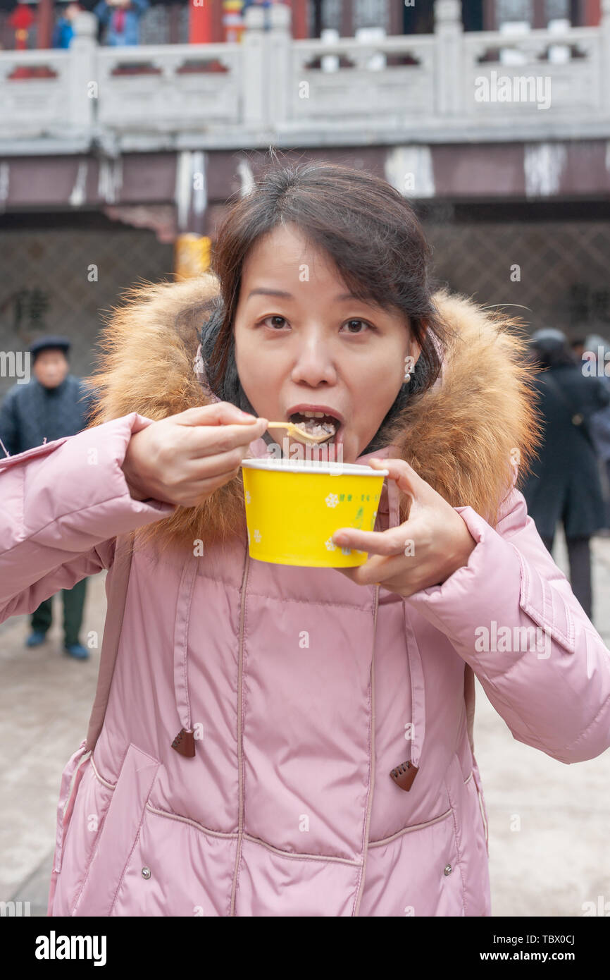 Jedes Jahr an der Laba Festival, die Bürgerinnen und Bürger in Nanjing zu den Pilu Tempel zum Trinken kommen Laba porridge kostenlos von den Mönchen freigegeben. Ich kam zu dem Pilu Tempel am frühen Morgen. Die Bürger der Pilu Tempel kommen Brei zu trinken haben sich lange Warteschlangen gesäumt. Es gibt mehr als 30 Zutaten für Laba porridge im Pilu Tempel, der sehr lecker ist. Es ist wirklich der Duft von 10.000 Laba porridge schwebend zwischen Himmel und Erde. Stockfoto