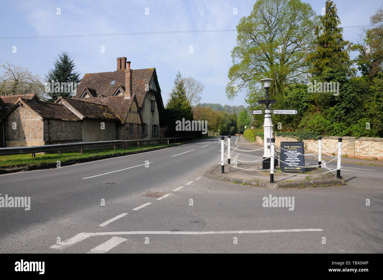 Pumpe, Wegweiser, und eine Lampe, an der Kreuzung, Hexton, Hertfordshire. Die Pumpe wurde im Jahre 1846 errichtet. Stockfoto