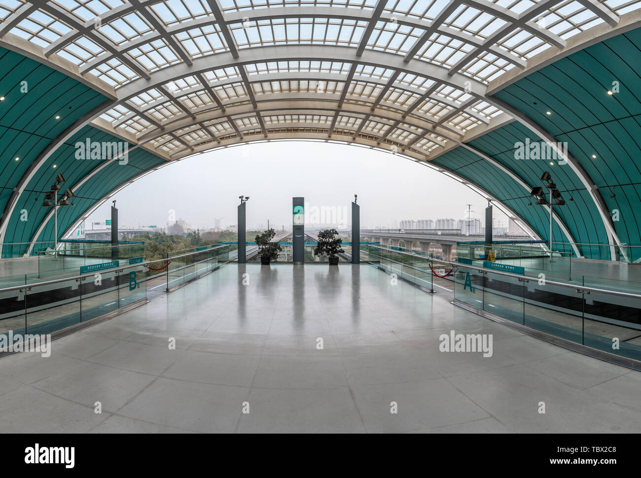 Die Shanghai Maglev Train Longyang Road Station Plattform ...
