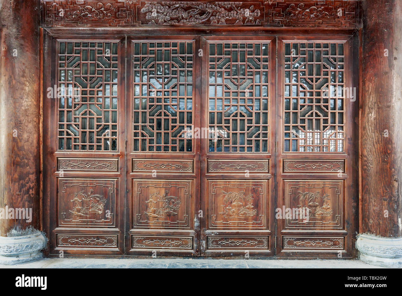 Klassische Massivholz Türen und Fenster der chinesischen Architektur Stockfoto
