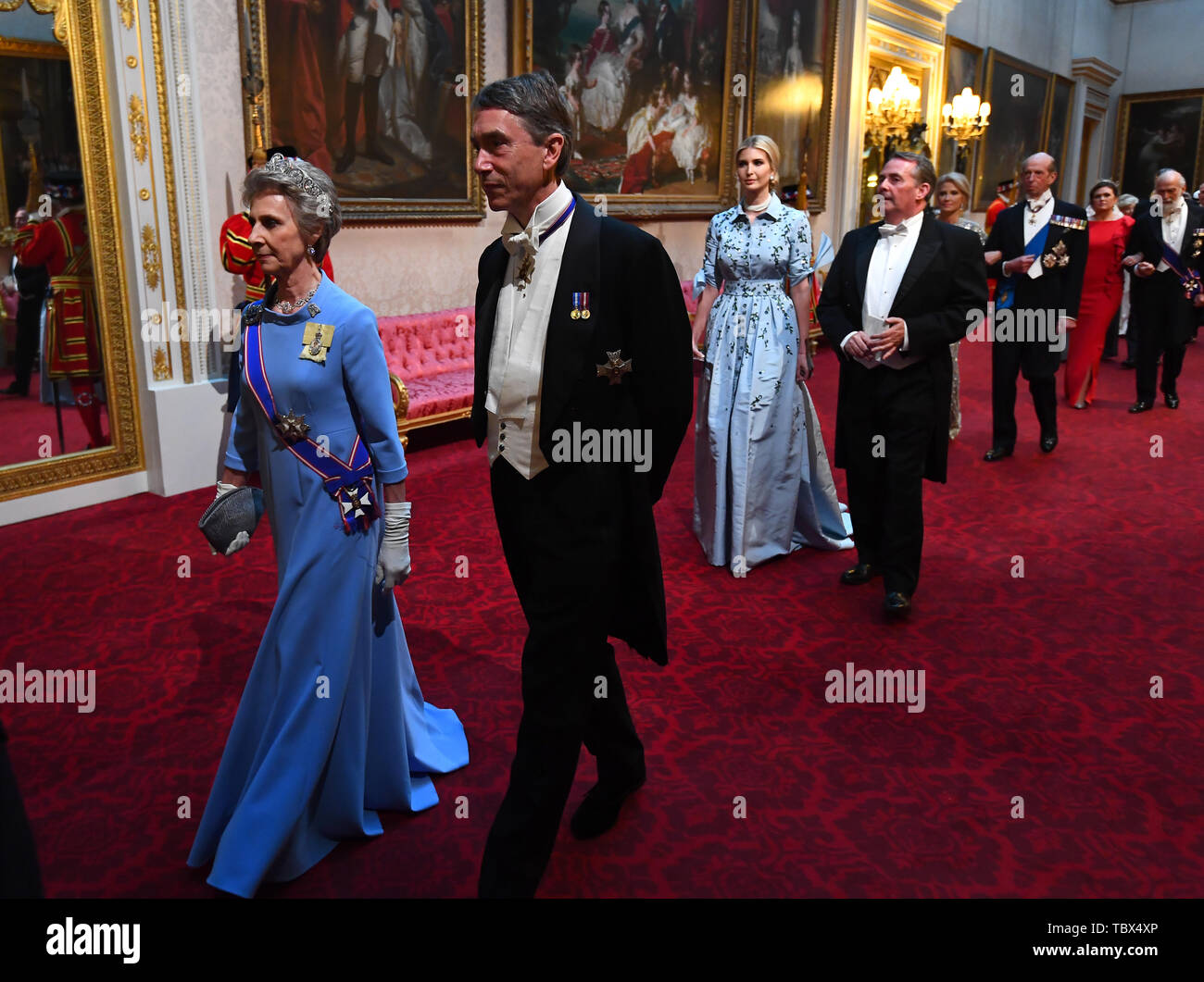 Die Herzogin von Gloucester und der Herr Groß Chamberlain kommen durch den Osten Galerie während der Staat und Veranstaltungsräume im Buckingham Palace, London, am ersten Tag der dreitägigen Zustand des US-Präsidenten Besuch in Großbritannien. Stockfoto