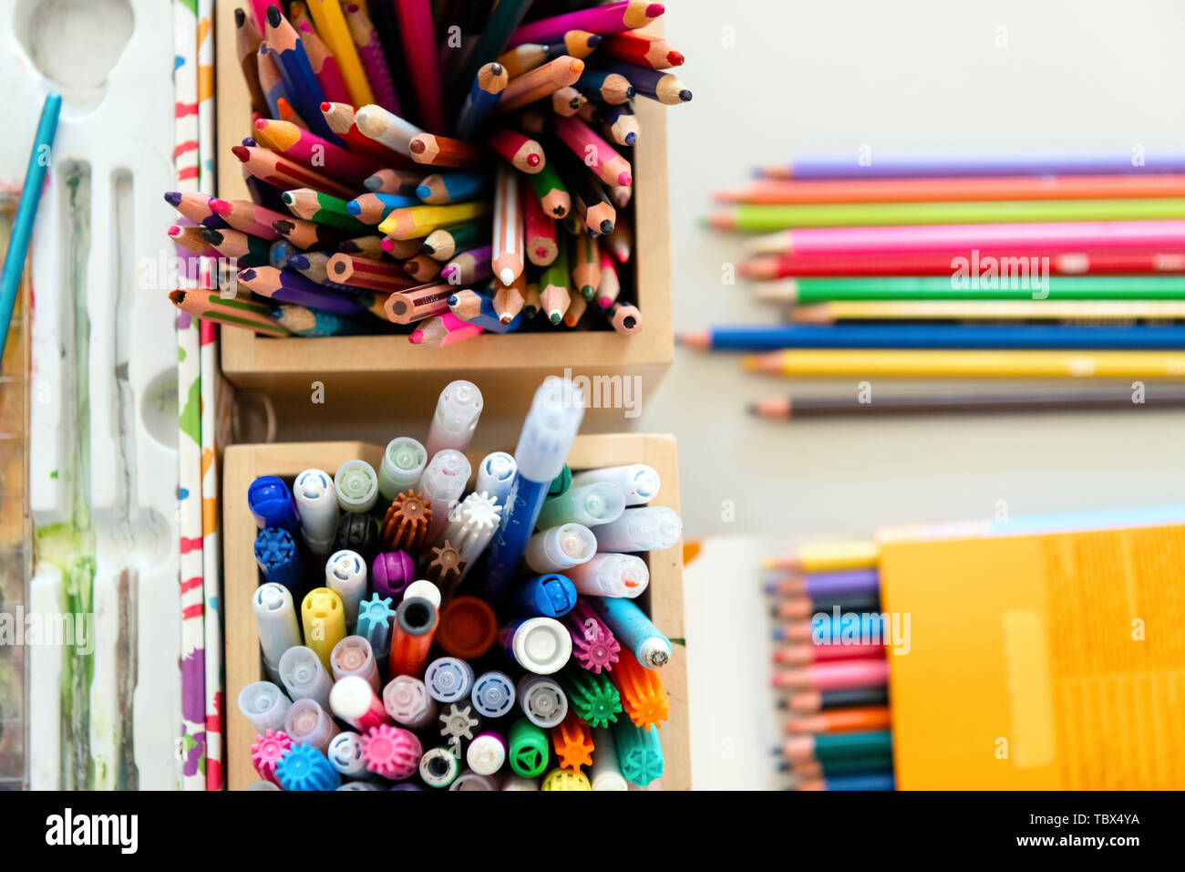 Viele bunte Stifte und Marker in zwei Kisten aus Holz Stockfoto