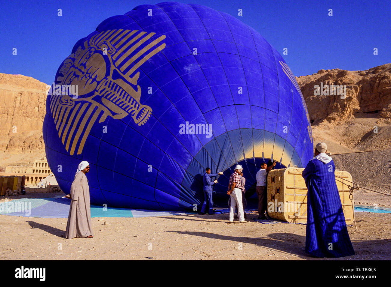 Foto: © Simon Grosset. Ballonfahrten über das Tal der Könige, Luxor, Ägypten. Das Aufblasen der Ballons. Archiv: Bild von einem ursprünglichen digitalisiert Stockfoto
