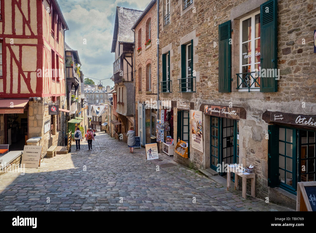 24.05.19 Dinan, Bretagne, Frankreich, Beschreibung Dinan ist eine Stadt in der Bretagne im Nordwesten Frankreichs. Es ist bekannt für seinen mittelalterlichen Stadtmauer, gepflasterten Straßen Stockfoto