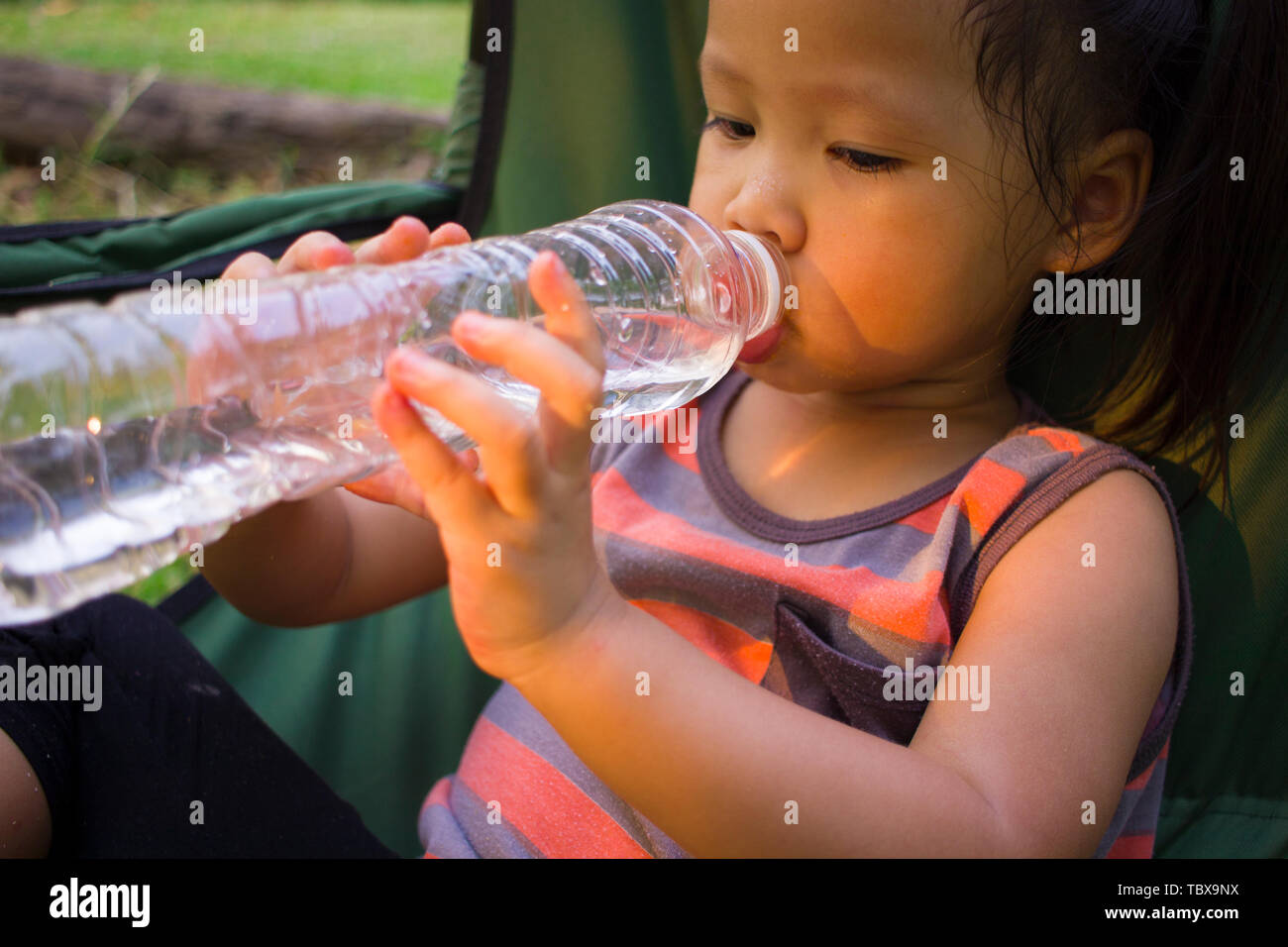 Kleine Kinder, die Trinkwasser aus der Flasche im Green Park. Hochauflösende Bilder Galerie. Stockfoto