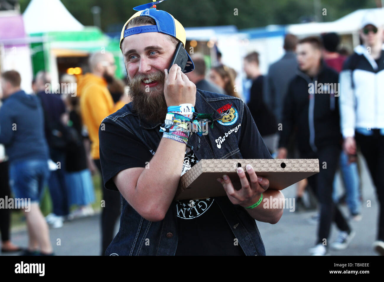 20170628 BRÅVALLA Festivalbesökare med Pizza på Bråvalla Festival 2017, onsdagen. Bild Jeppe Gustafsson Stockfoto