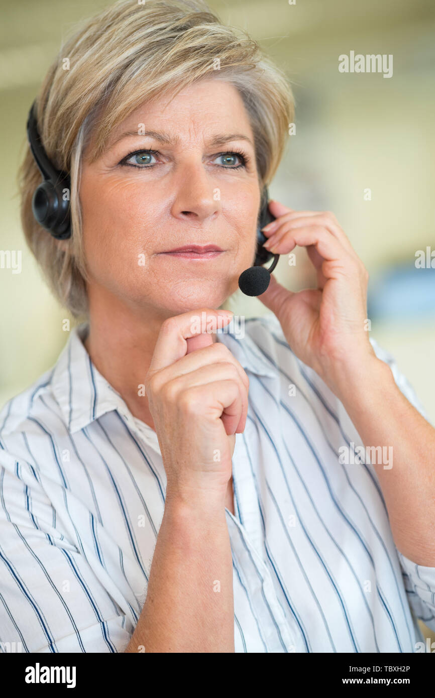 Senior Call Center Mitarbeiter Stockfoto