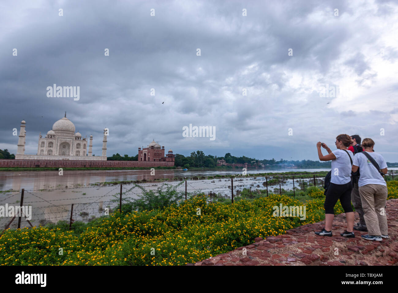 Touristen fotografieren von mehtab Bagh, Taj Mahal View Point, Agra, Uttar Pradesh, Indien Stockfoto