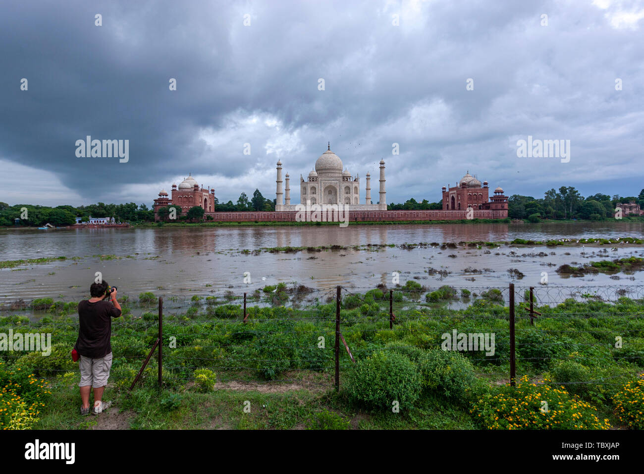 Tourist, der ein Bild von mehtab Bagh, Taj Mahal View Point, Agra, Uttar Pradesh, Indien Stockfoto